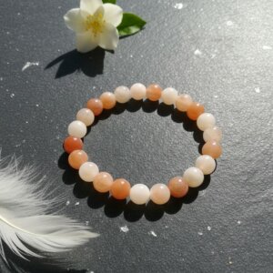bracelet en pierre naturelle de 8 mm en aventurine pêche sur ardoise