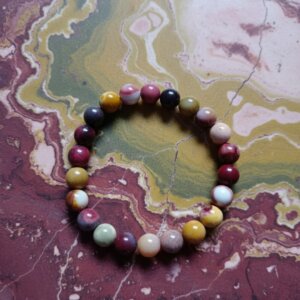 bracelet en pierre naturelle de 8 mm en jaspe mokaïte sur marbre
