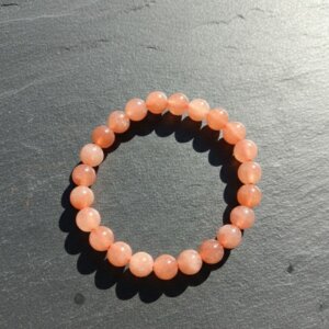 bracelet en pierre naturelle de 8 mm en pierre du soleil sur ardoise