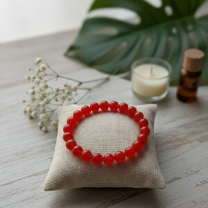 bracelet en pierre naturelle de 8 mm en cornaline sur coussin en tissu de lin