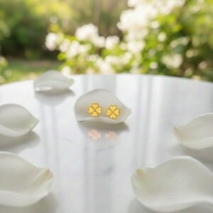 puces d'oreilles en trèfle de 6 mm sur marbre blanc