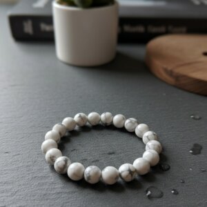 bracelet en pierre naturelle de 8 mm en howlite sur ardoise
