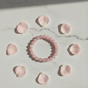 bracelet en pierre naturelle de 8 mm en quartz rose sur marbre blanc