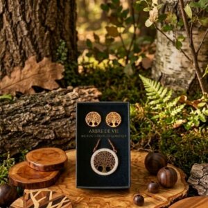 Parure Boucles d'oreille et collier dans sa boite au pied d'un arbre
