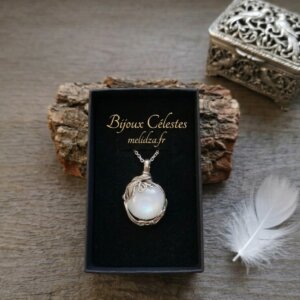 collier en pierre de lune dans sa boite à bijou
