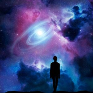 une femme connectée admirant l'univers