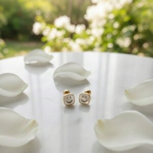 puces d'oreilles en nacre de 6mm sur marbre blanc