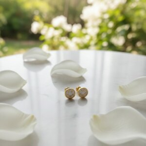 puces d'oreilles rondes en nacre 6mm sur marbre blanc